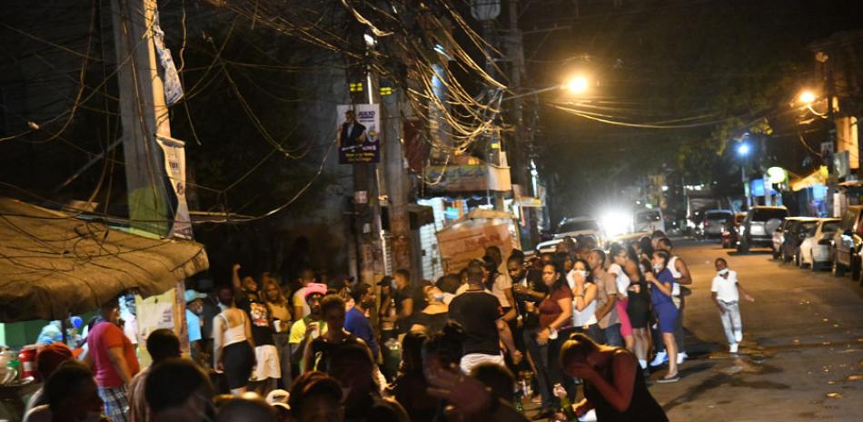 Las congregaciones de personas tomando y fiestando en áreas públicas como el malecón de Santo Domingo serán puestas bajo control. GLAUCO MOQUETE/LD
