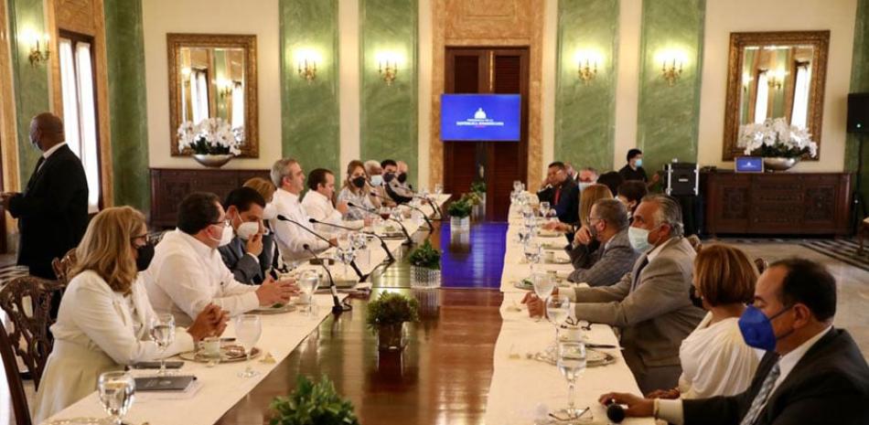 El presidente Luis Abinader compartió con ejecutivos de medios de comunicación sobre diversos temas de actualidad durante un almuerzo en el Palacio Nacional.