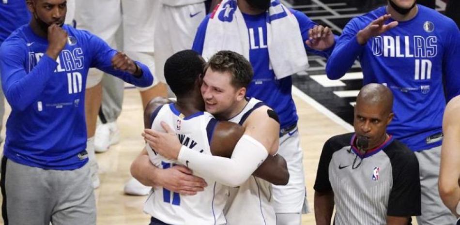 Luka Doncic y Tim Hardaway Jr. comparten un abrazo al finalizar la victoria de los Mavericks sobre los Clippers en el quinto partido de la serie de primera ronda.