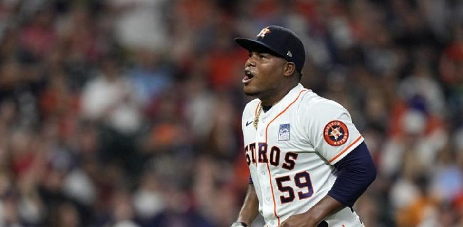 Framber Valdez, de los Astros, reacciona durante el partido del miércoles por la noche frente a los Medias Rojas de Boston.