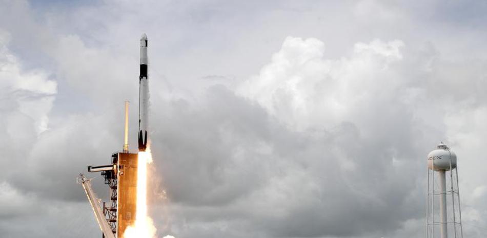 Un cohete Falcon 9 de SpaceX despega con una cápsula de carga Dragon 2 en la plataforma 39A del Centro Espacial Kennedy para una misión de envío de suministros a la Estación Espacial Internacional desde Cabo Cañaveral, Florida, el jueves 3 de junio de 2021. (AP Foto/John Raoux)