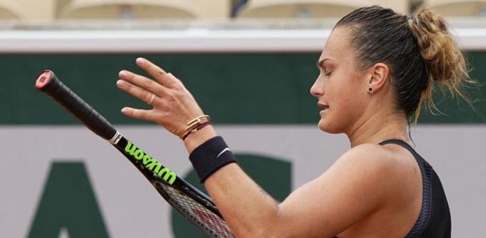 Aryna Sabalenka muestra su frustración durante su duelo con la rusa Anastasia Pavlyuchenkova en la tercera ronda del Abierto de Francia.