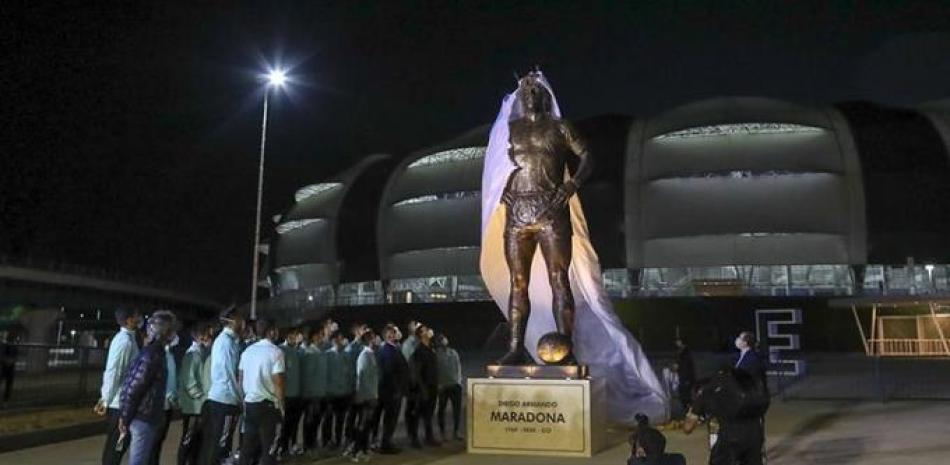 Jugadores de la selección argentina presencian la develación de una estatua de Diego Maradona frente al Estadio Madre de Ciudades.
