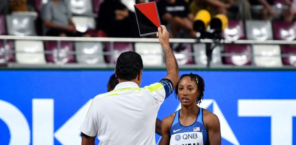 Brianna Mcneal, en foto del 5 de octubre de 2019, es descalificada durante la prueba de 100 metros con vallas en el Mundial de Doha.