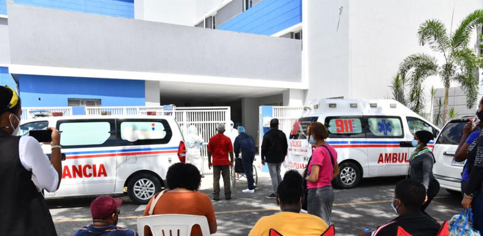 Familiares de pacientes esperan afuera de la Ciudad Sanitaria. /RAÚL ASENCIO