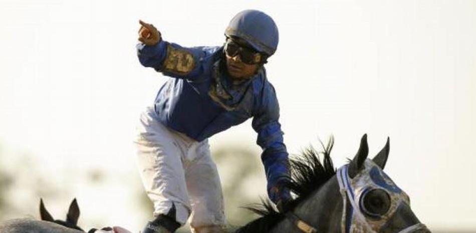 El jockey panameño Lui Sáez festeja tras ganar con Essential Quality la edición número 153 de Belmont Stakes,