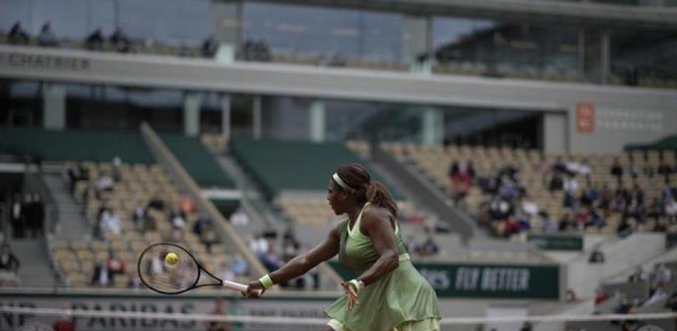 Serena Williams hace una devolución a su compatriota Danielle Collins durante un encuentro del Abierto de Francia.