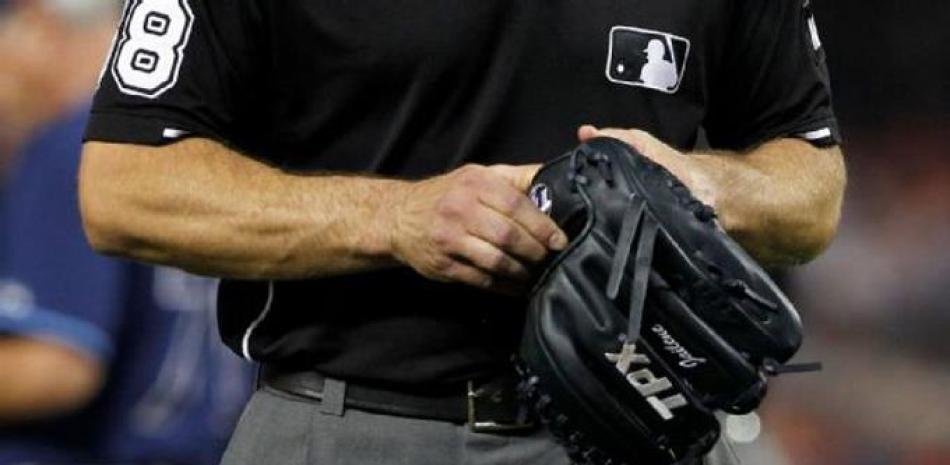 MLB presentó a dueños pruebas recopiladas con sustancias extrañas, incluidas pelotas, gorras y guantes untados con diversas sustancias.