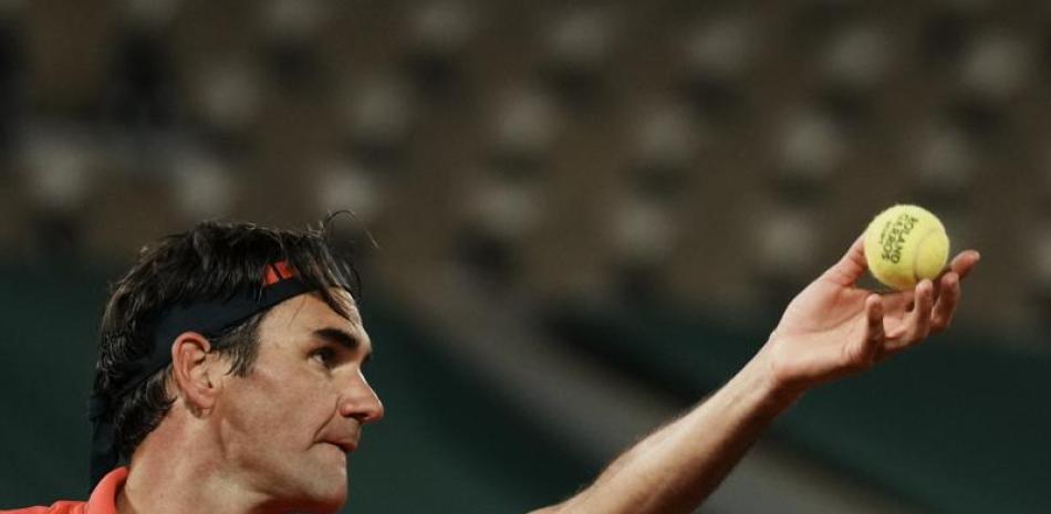 Roger Federer saca ante Dominik Koepfer en la tercera ronda del Abierto de Francia este sábado.