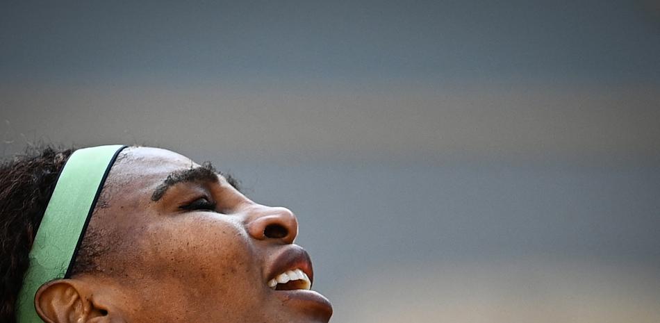 Serena Williams, de Estados Unidos, reacciona mientras juega contra Elena Rybakina de Kazajstán durante el partido de tenis de cuarta ronda de individuales femeninos en el día 8 del torneo de tenis Roland Garros 2021 del Abierto de Francia en París.