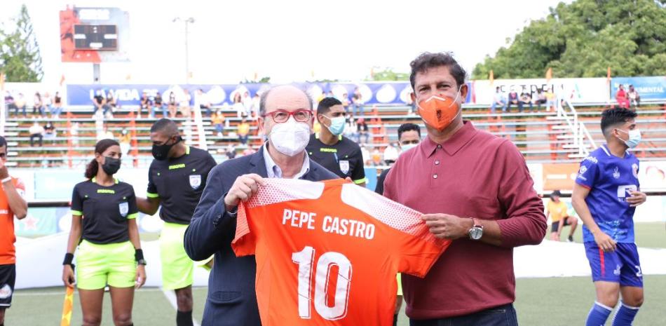 El ingeniero Manuel Estrella, presidente de Cibao FC y la Liga Dominicana de Fútbol, entrega una camiseta al señor Pepe Castro, presidente del club español Sevilla FC.