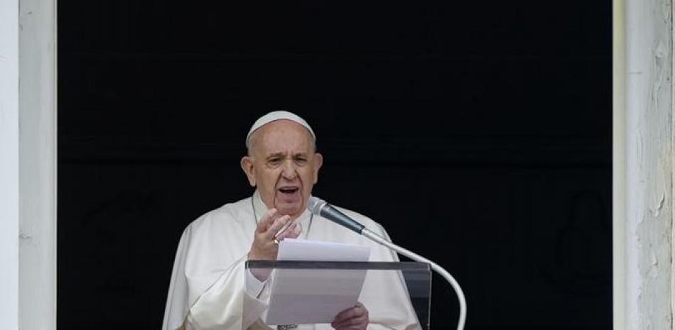 El papa Francisco hablando desde la ventana de su estudio hacia la Plaza de San Pedro, en Roma, Italia, el 6 de junio de 2021. (AP Foto/Domenico Stinellis)