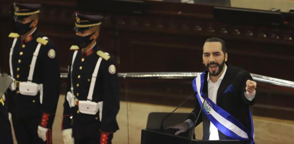 El presidente de El Salvador, Nayib Bukele, ofrece su discurso anual a la nación ante el Congreso, en San Salvador, El Salvador, el martes 1 de junio de 2021. (AP Foto/Salvador Melendez)