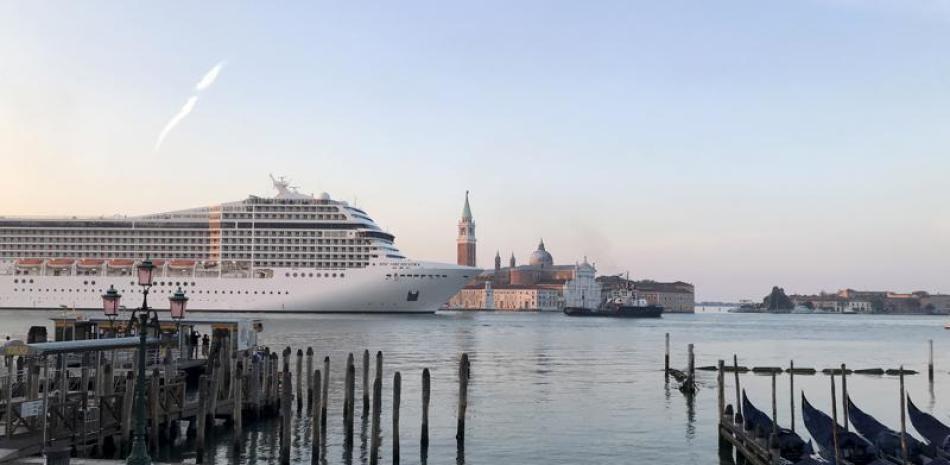 El buque crucero MSC Orchestra avanza por el Canal Giudecca en Venecia, Italia, la mañana del jueves 3 de junio de 2021. El barco cruzó el canal por primera vez desde la pandemia. (JC Viens vía AP)