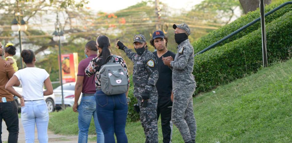 Policia de Santiago hace que se respete toque de queda. ONELIO DOMÍNGUEZ/LD