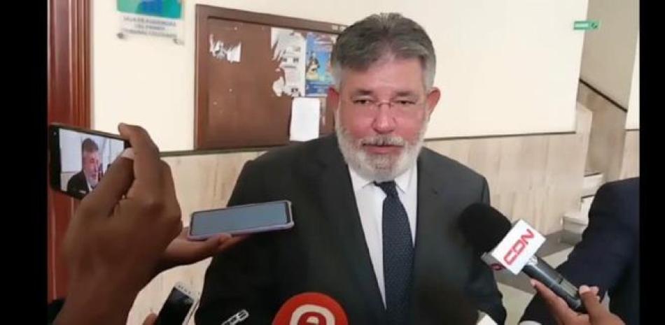 Victor Díaz Rúa siendo abordado por la prensa al salir de Odebrecht