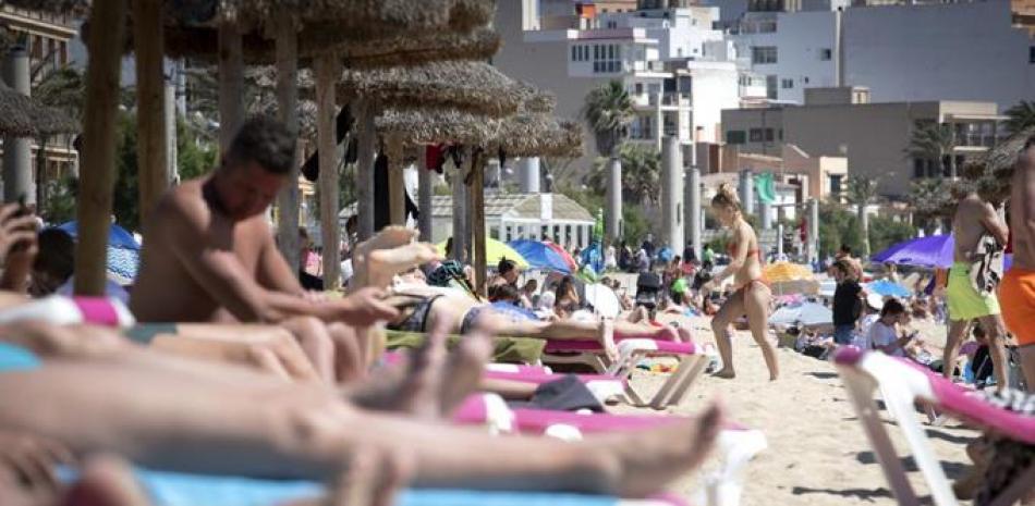 Turistas tomando el sol en Mallorca, el 7 de junio de 2021. España inició su temporada turística de verano dando la bienvenida a la mayoría de visitantes vacunados contra el COVID-19. (AP Foto/Francisco Ubilla)