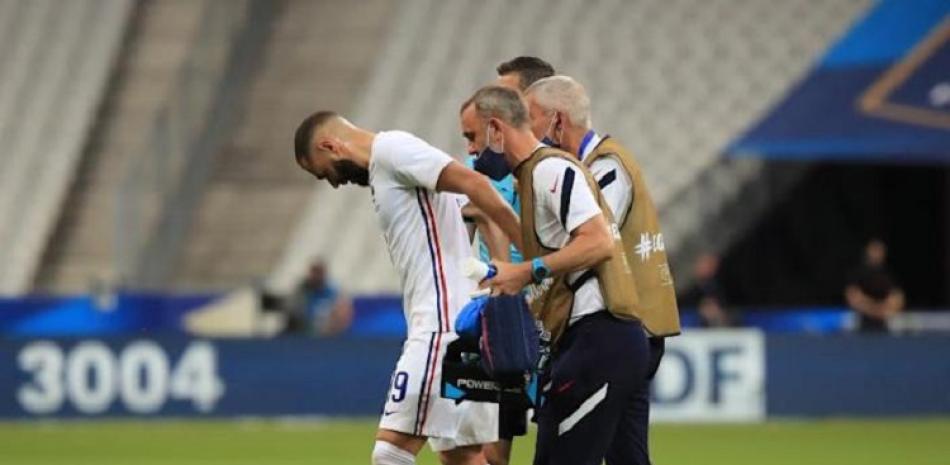 Karim Benzema pidió asistencia médica en el minuto 38, después de un salto en el que cayó mal.