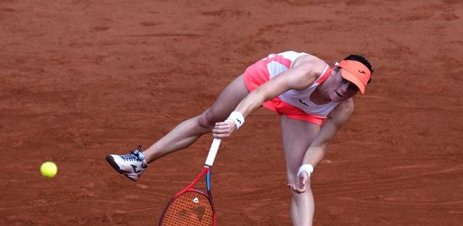 Tamara Zidansek saca ante Paula Badosa durante los cuartos de final del Abierto de Francia.