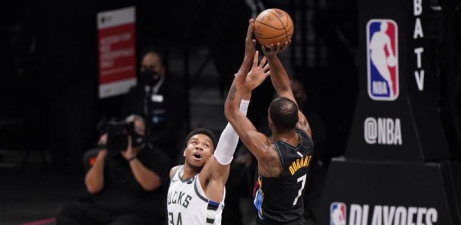 Kevin Durant, de los Nets, lanza al canasto sobre la defensa de Giannis Antetokounmpo, de los Bucks, en acción del partido de la segunda ronda de los playoffs de la NBA.