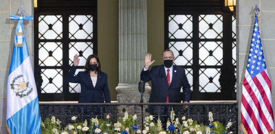 La vicepresidenta estadounidense Kamala Harris y el presidente guatemalteco Alejandro Giammattei durante su reunión oficial en el Palacio Nacional, en Cuidad de Guatemala, el 7 de junio de 2021. (AP Foto/Jacquelyn Martin)