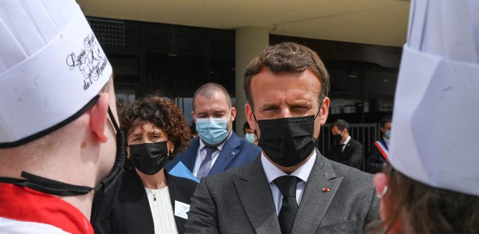 El presidente francés, Emmanuel Macron, habla con estudiantes de la escuela de hostelería en Tain l'Hermitage el 8 de junio de 2021 durante una visita al departamento de Drome, en el sureste de Francia, la segunda etapa de una gira nacional antes de las elecciones presidenciales del próximo año. PHILIPPE DESMAZES / PISCINA / AFP