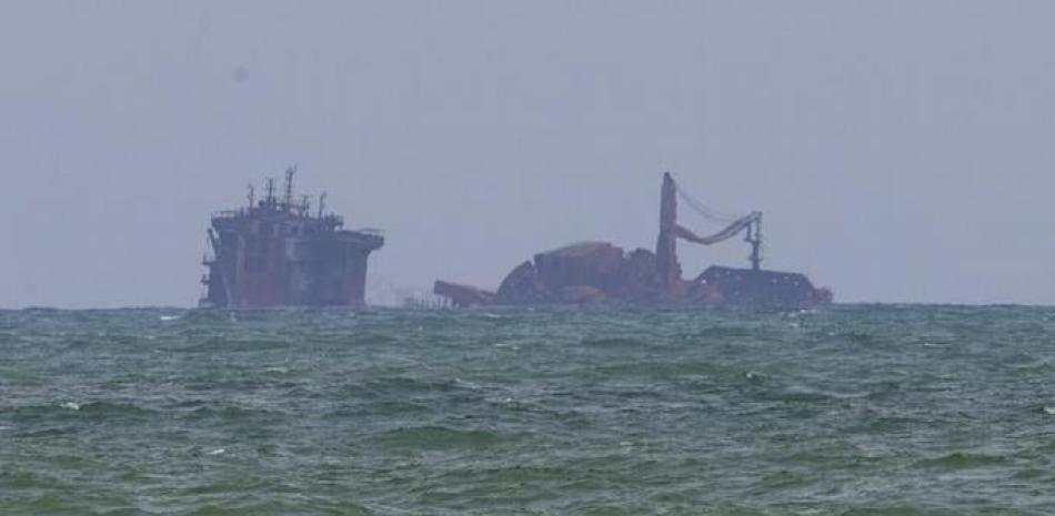 El MV X-Press Pearl, un barco mercante dañado por un incendio, se ve parcialmente hundido cerca del puerto de Colombo en Kapungoda, Sri Lanka, el viernes 4 de junio de 2021. (AP Foto/Eranga Jayawardena)