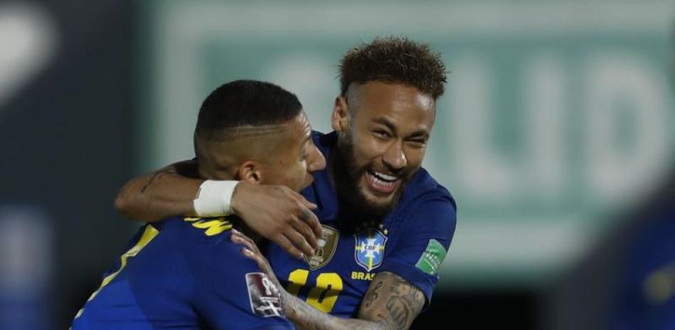 Neymar (derecha) festeja con Richarlison, su compañero de la selección de Brasil, luego de marcar ante Paraguay en un partido de las eliminatorias al Mundial.
