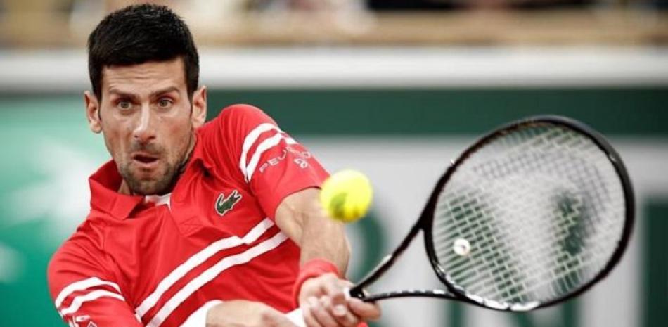 Novak Djokovic aparece en acción durante el partido frente a Mario Berrettini en los cuartos de final del Abierto de Francia.