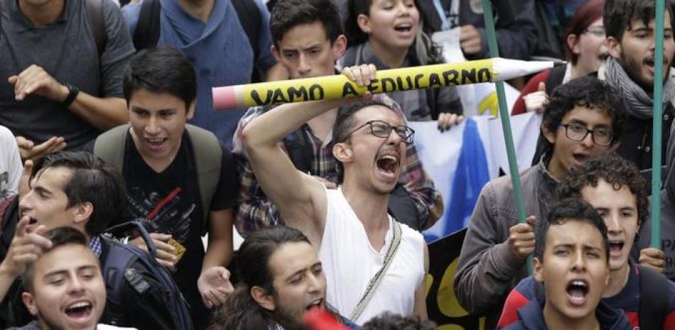 Estudiantes universitarios marchan en apoyo a un paro nacional en Bogotá, Colombia, el jueves 17 de marzo de 2016.

Foto: AP / Fernando Vergara