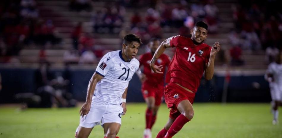 Un momento de acción en el partido entre República Dominicana y Panamá en las eliminatorias para el Mundial de Fútbol.