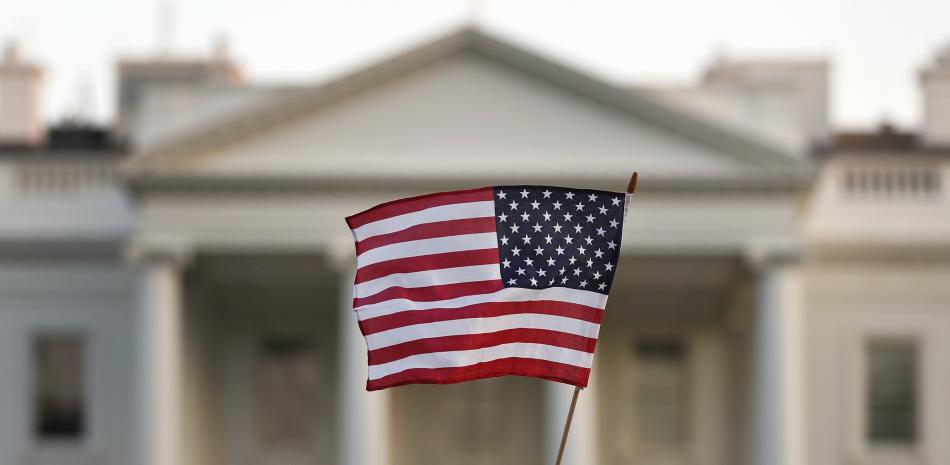 En esta imagen de septiembre de 2017, una persona ondea una bandera estadounidense a las afueras de la Casa Blanca, en Washington.

Foto: AP / Carolyn Kaster