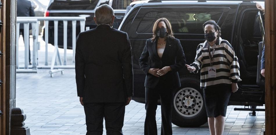 La vicepresidenta Kamala Harris (C) y el presidente mexicano Andrés Manuel López Obrador llegan al Patio Central antes de presenciar la firma de un memorando de entendimiento entre Estados Unidos y México que establece una asociación estratégica para cooperar en programas de desarrollo en el Triángulo Norte el 8 de junio. , 2021 en la Ciudad de México. El viaje es parte de la promesa de la administración Biden de implementar una política de inmigración más humana después del enfoque de línea dura adoptado por su predecesor Donald Trump.
Jim WATSON / AFP