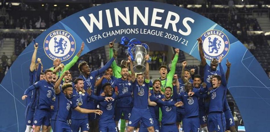 El capitán de Chelsea Cesar Azpilicueta alza el trofeo de la Liga de Campeones tras vencer a Manchester City en la final, el sábado 29 de mayo de 2021.
