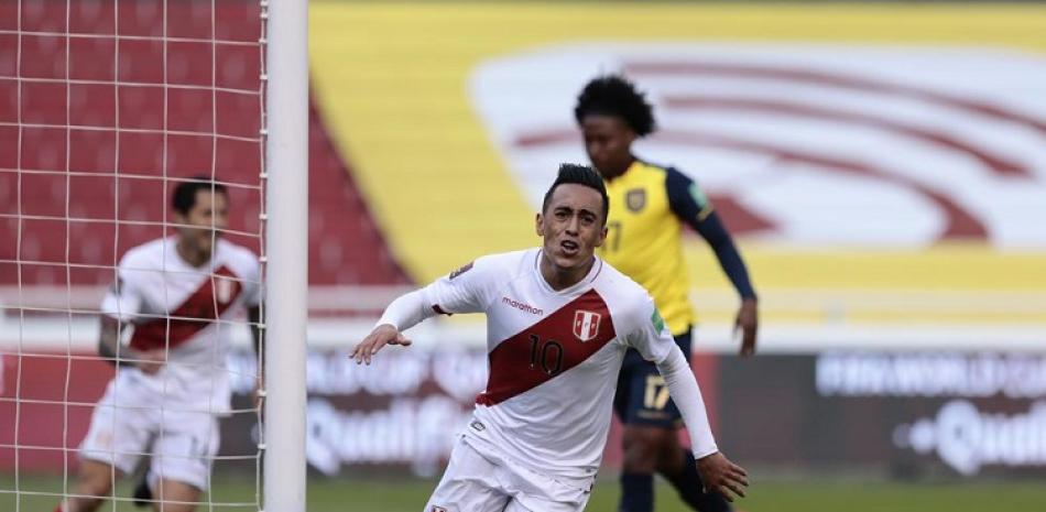 Christian Cueva, de Perú, festeja tras abrir el marcador ante Ecuador, en un partido de la eliminatoria mundialista, disputado en Quito.