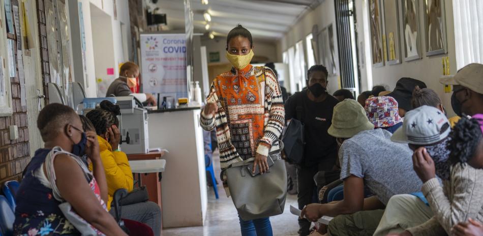 ARCHIVO - En esta fotografía de archivo del 30 de noviembre de 2020, varios voluntarios aguardan a ser examinados en un sitio de pruebas de vacunas en el Hospital Chris Sani Baragwanath de Soweto, en las afueras de Johannesburgo, Sudáfrica.

Foto: AP/ Jerome Delay
