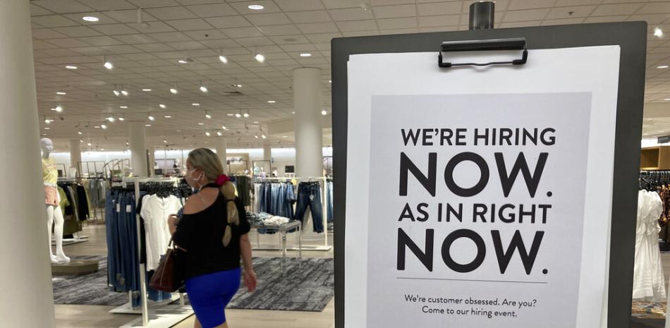 Un letrero de que se busca empleados, en una tienda Nordstrom en Coral Gables, Florida, el 21 de mayo del 2021.

Foto: AP/Marta Lavandier