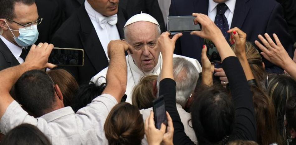 El papa Francisco es recibido por los fieles a su llegada a su audiencia semanal en el Vaticano, el 9 de junio de 2021. (AP Foto/Alessandra Tarantino)