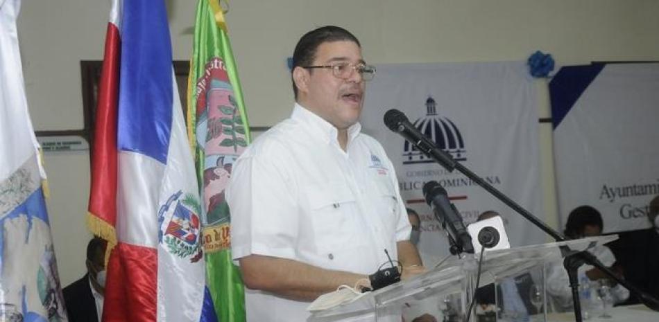 El ministro de Deportes Francisco Camacho hace uso de la palabra durante el encuentro en la Alcaldía de Yamasá.