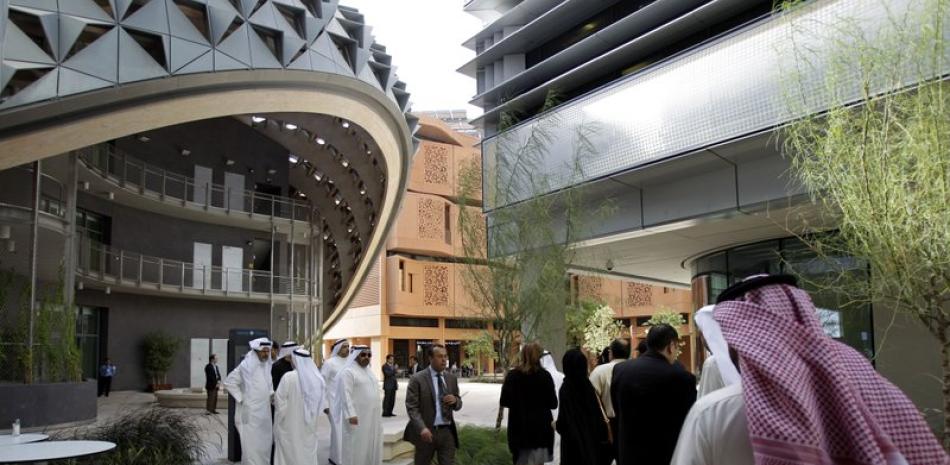 En esta fotografía de archivo del domingo 16 de enero de 2011, personas visitan el campus del Instituto Masdar, parte de Masdar City, una empresa de Mubadala, en Abu Dhabi, Emiratos Árabes Unidos.

Foto: AP / Kamran Jebreili