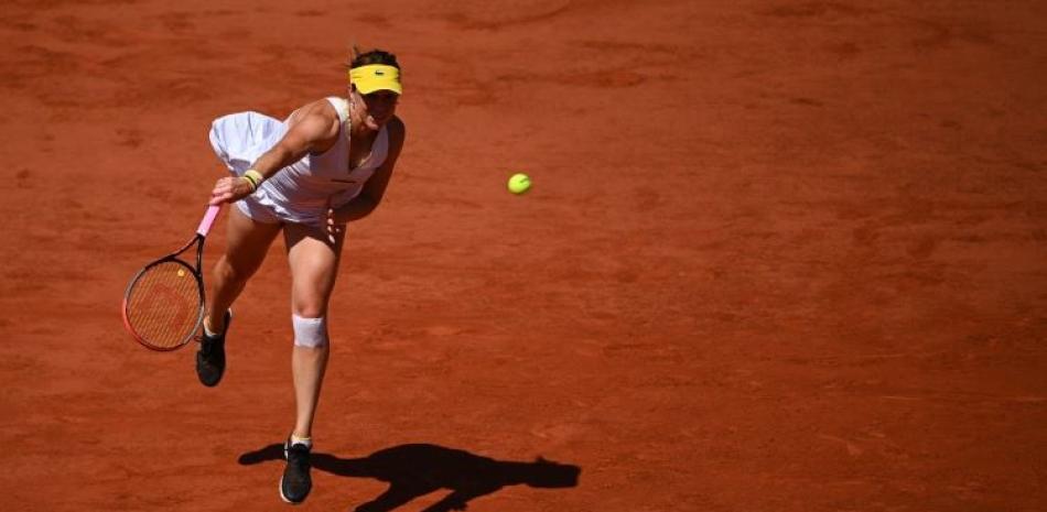 Anastasia Pavlyuchenkova aparece en acción durante el partido de semifinal frente a Tamara Zidansek en la semifinal del Abierto de Francia.