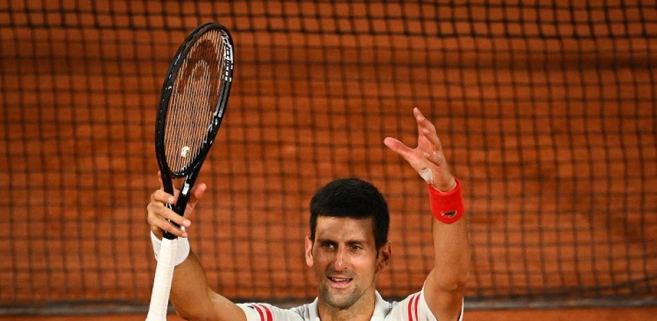 Novak Djokovic saluda al público luego de su victoria frente a Rafael Nadal en la semifinal del Abierto de Francia.