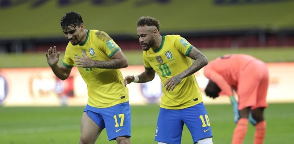 Lucas Paquetá (17) y Neymar, de la selección de Brasil, festejan un gol ante Ecuador durante la eliminatoria mundialista.