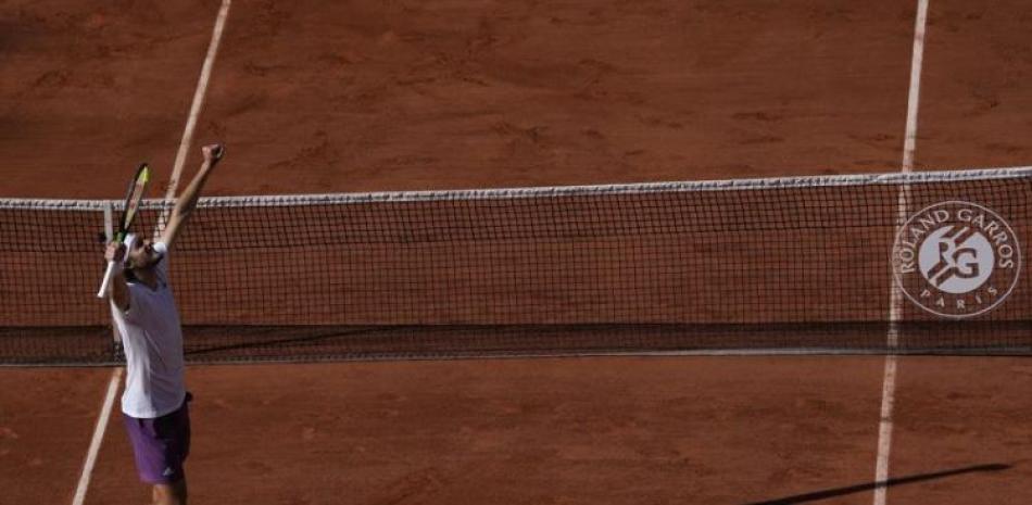 Stefanos Tsitsipas festeja su triunfo sobre Alexander Zverev en duelo de las semifinales del Abierto de Francia, en el estadio Roland Garros de París.