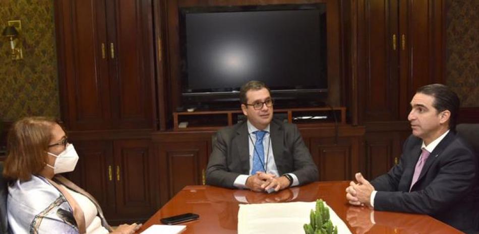 José Antonio Fonseca, presidente ejecutivo de CCI Puesto de Bolsa, y Jorge Rodríguez, vicepresidente ejecutivo, conversan con Cándida Acosta, editora de economía & Negocios de Listín Diario. ADRIANO ROSARIO