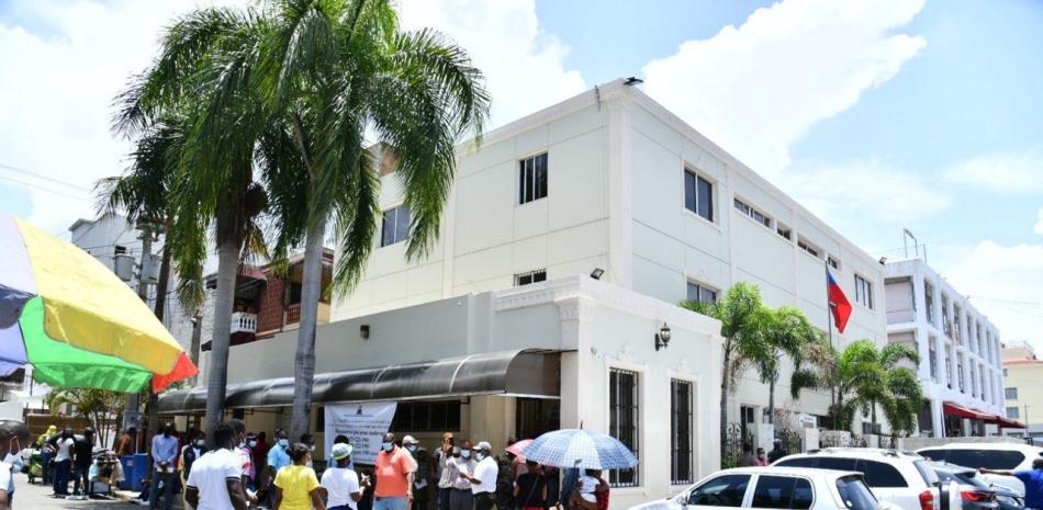 Solicitantes haitianos en las afueras de la Embajada de Haití/ Fotos: Raúl Asencio