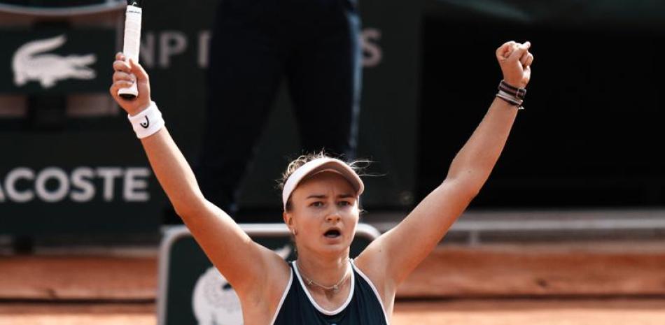 La checa Barbora Krejcikova festeja su triunfo sobre la rusa Anastasia Pavlyuchenkova en la final del Abierto de Francia de tenis en el estadio Roland Garros, París. (AP Foto/Thibault Camus)