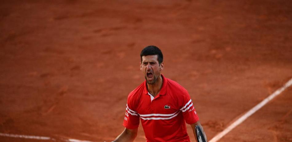 Novak Djokovic celebra luego de vencer a Stefanos Tsitsipas y conquistar su grand slam 19