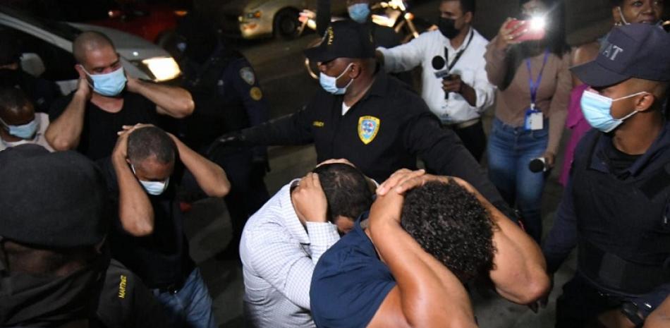 Los detenidos a su llegada anoche al Palacio de Justicia. Glauco Moquete / LD