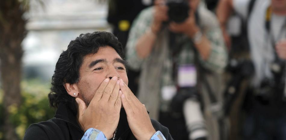 Diego Maradona lanza un beso a los fans en Cannes, Francia, el 20 de mayo de 2008. Diego Maradona ha fallecido.

Foto: Gian Mattia D'Alberto / LaPresse vía AP
